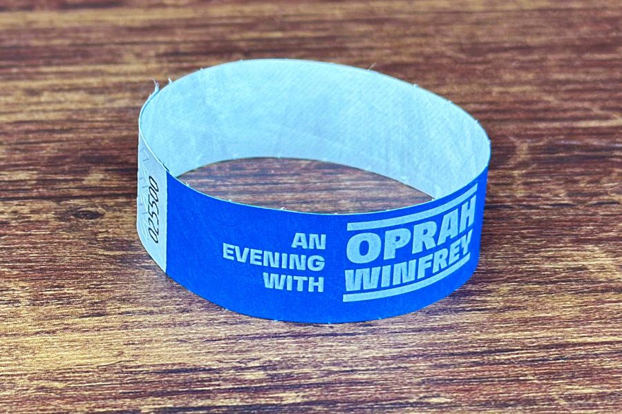 blauw tyvek polsbandjes met witte bedrukking voor een event met Oprah Winfrey